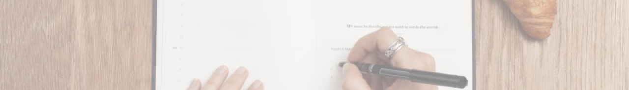 Image d'une main qui écrit avec un stylo